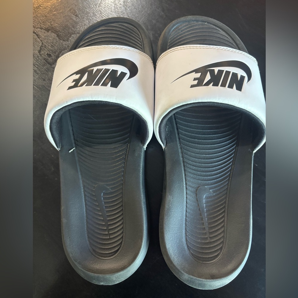Nikes slides